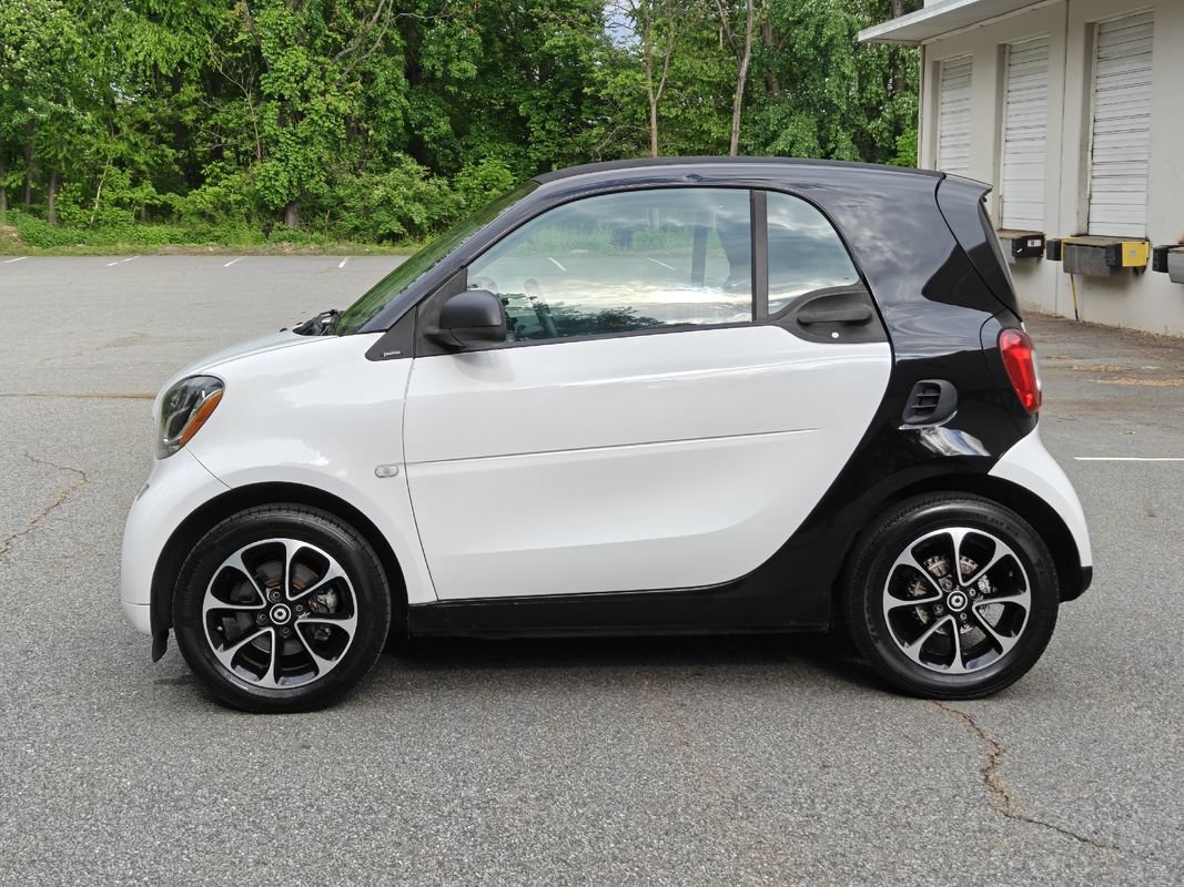 Used 2017 smart fortwo passion RWD image 7