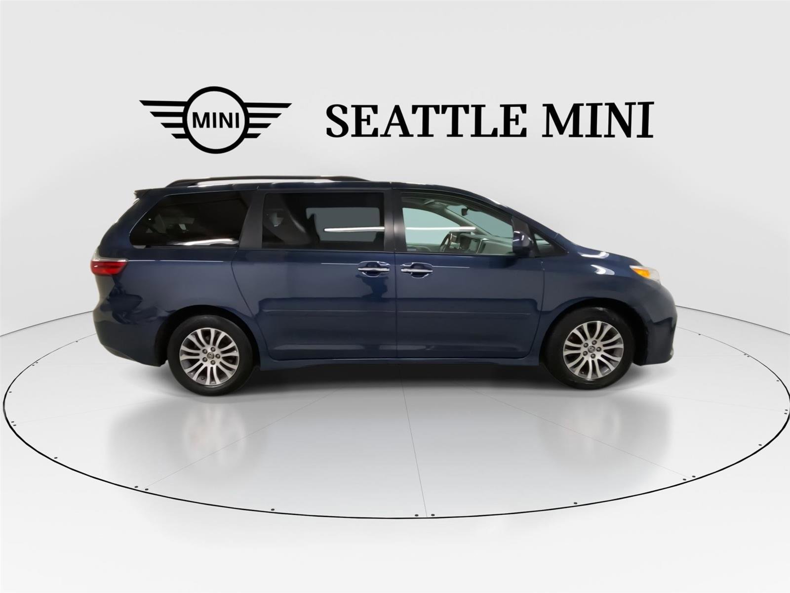 Used 2018 Toyota Sienna XLE image 13