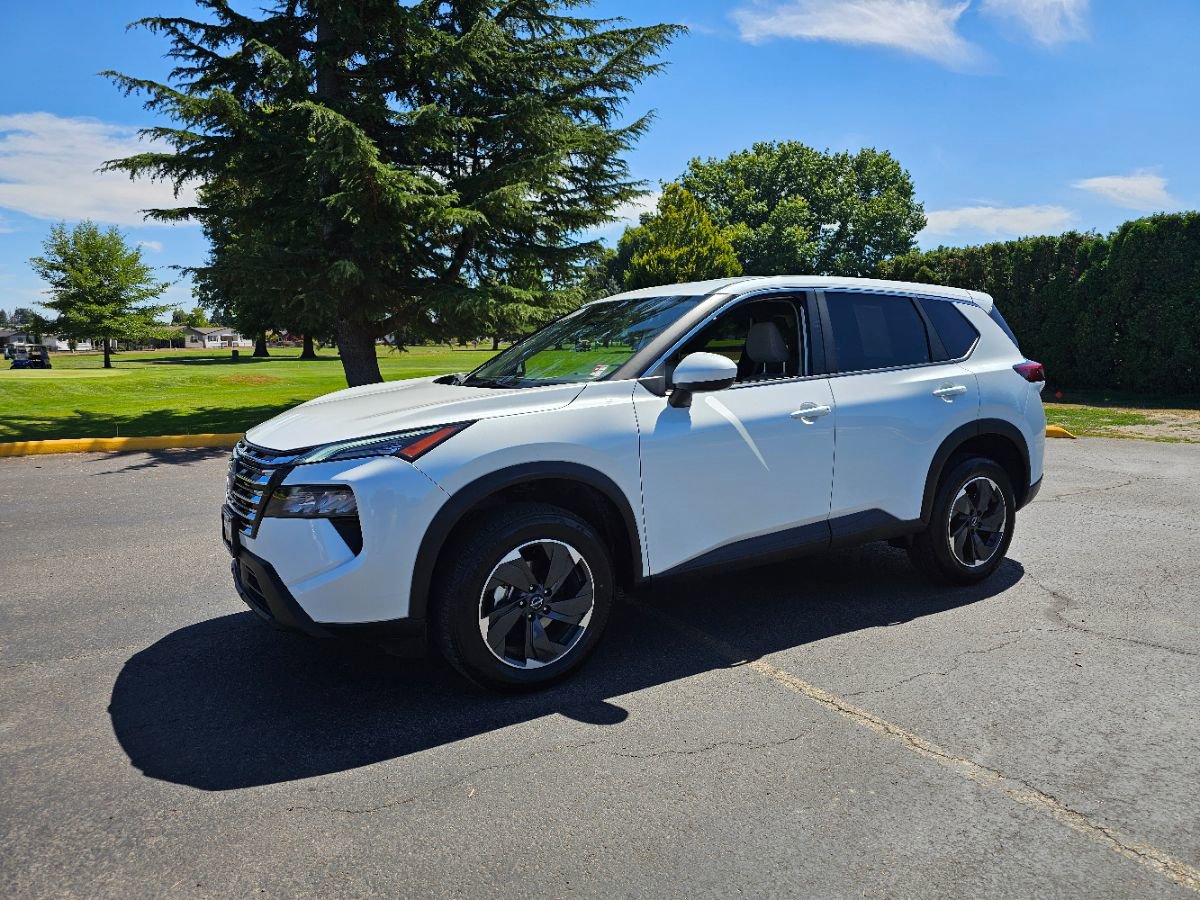 Used 2025 Nissan Rogue SV image 3