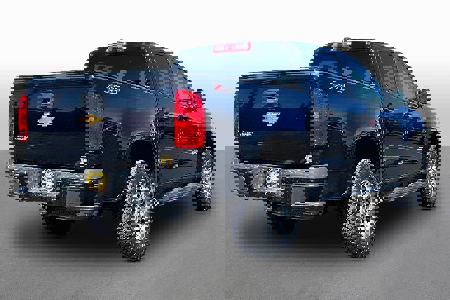 Used 2015 Chevrolet Colorado Z71 AWD/4WD image 2