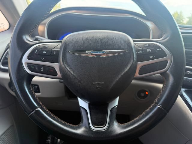 Used 2017 Chrysler Pacifica Touring-L w/ Tire & Wheel Group FWD image 12