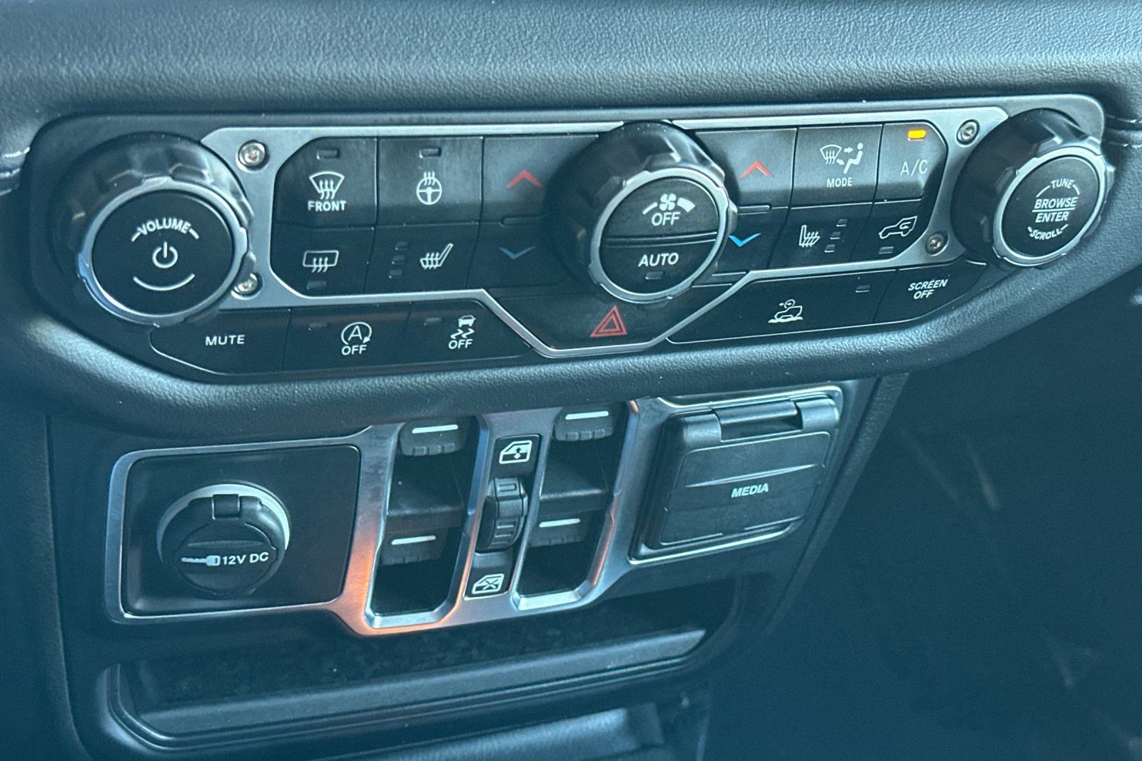 Used 2025 Jeep Wrangler Sahara image 20