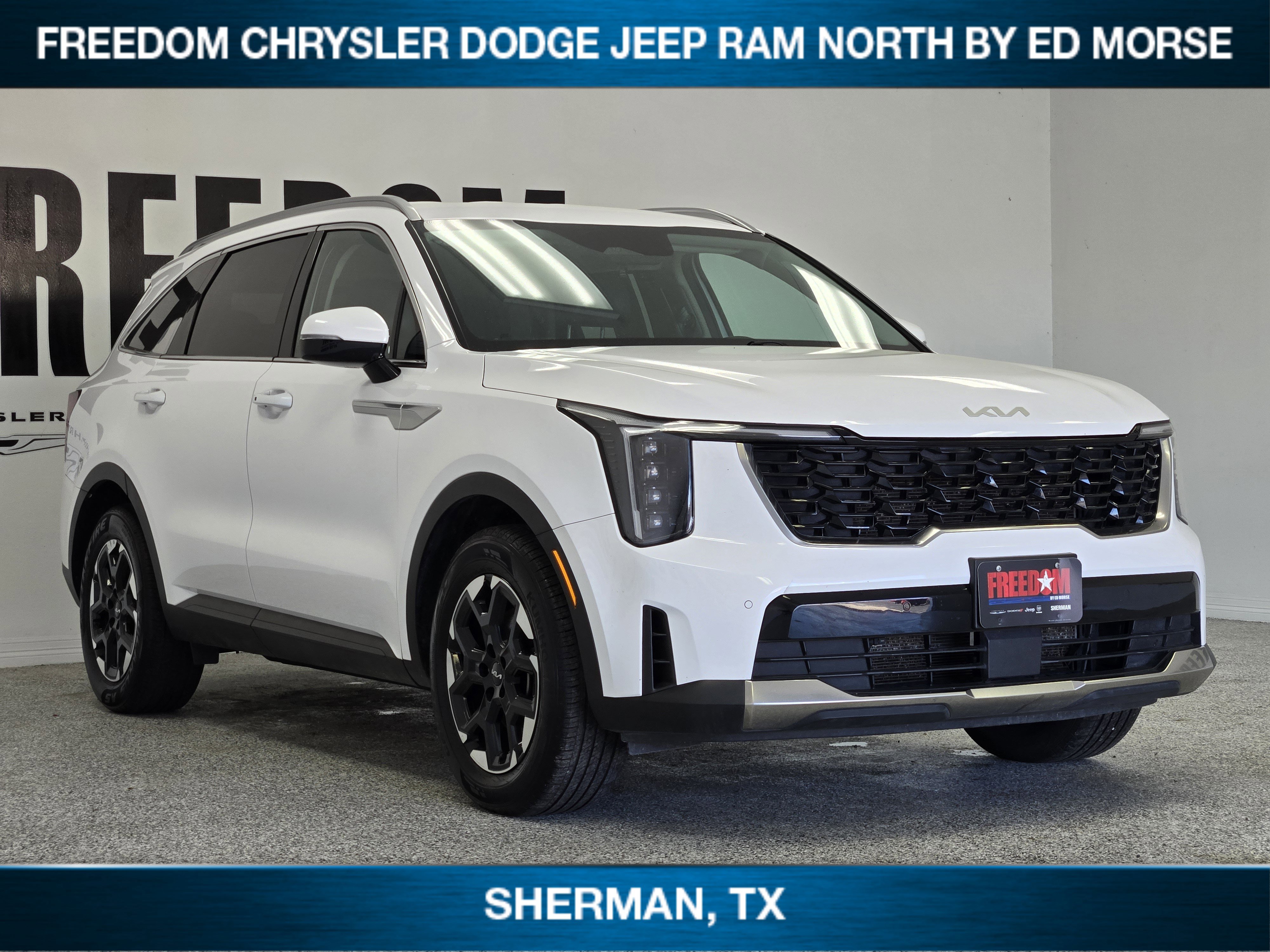 Used 2024 Kia Sorento S image 2