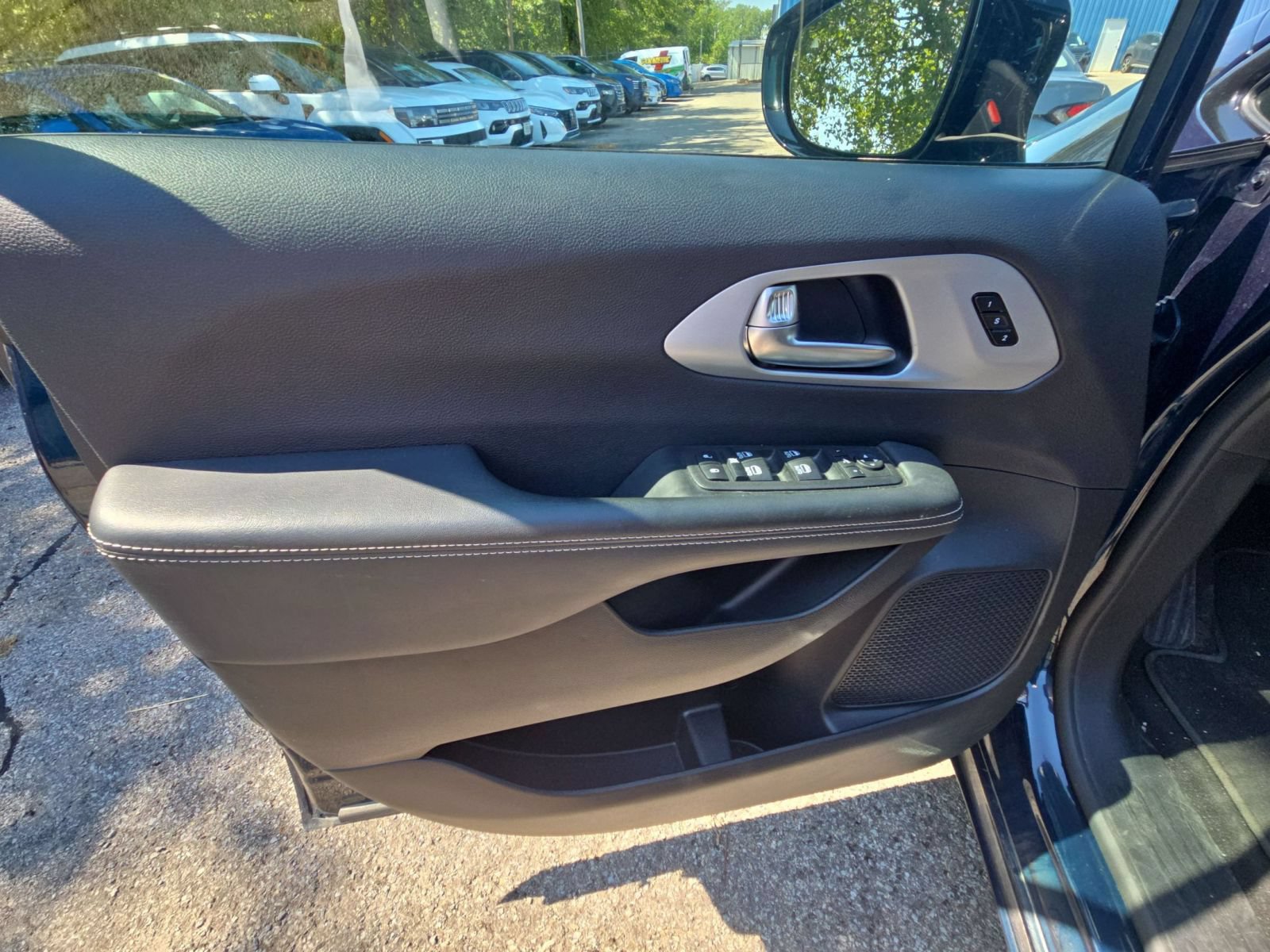 Used 2025 Chrysler Pacifica Limited FWD image 18