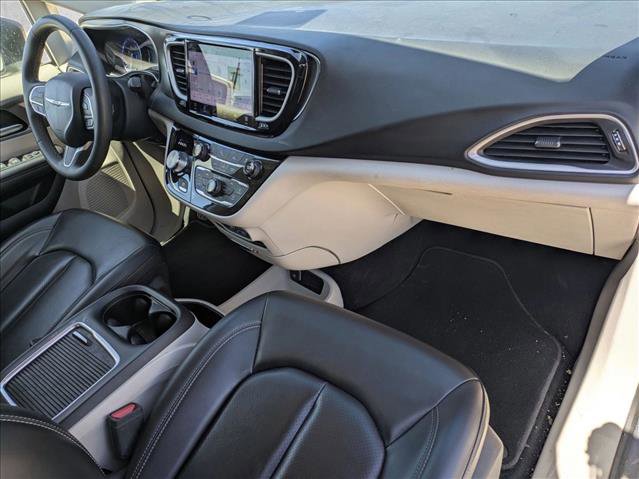 Used 2023 Chrysler Pacifica Touring-L image 17