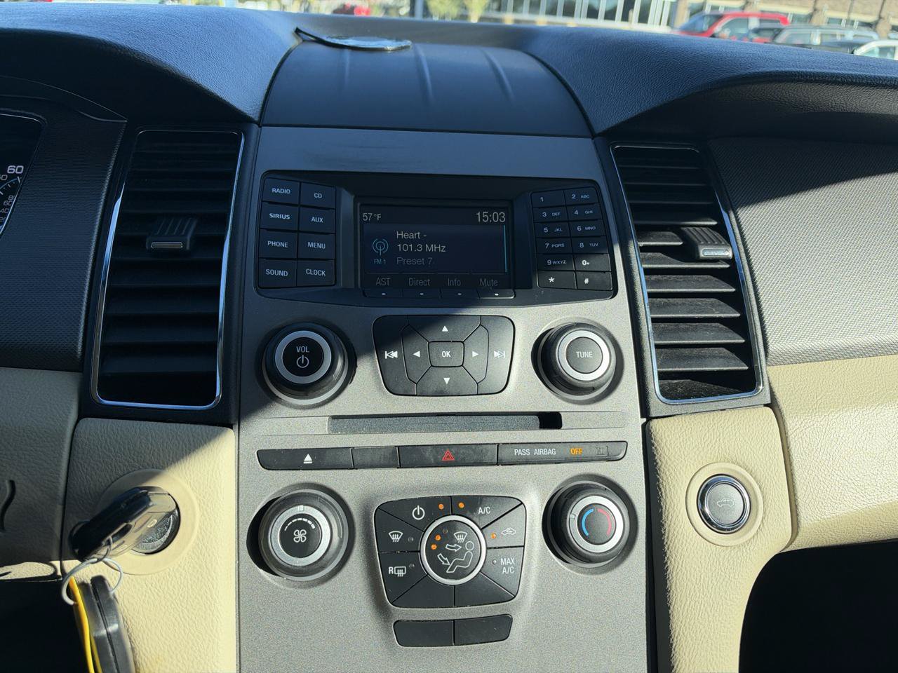 Used 2018 Ford Taurus SE FWD image 15