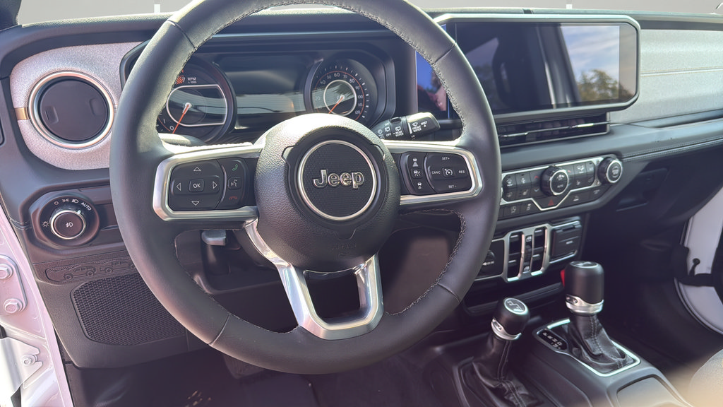 Used 2025 Jeep Wrangler Unlimited Sahara AWD/4WD image 15