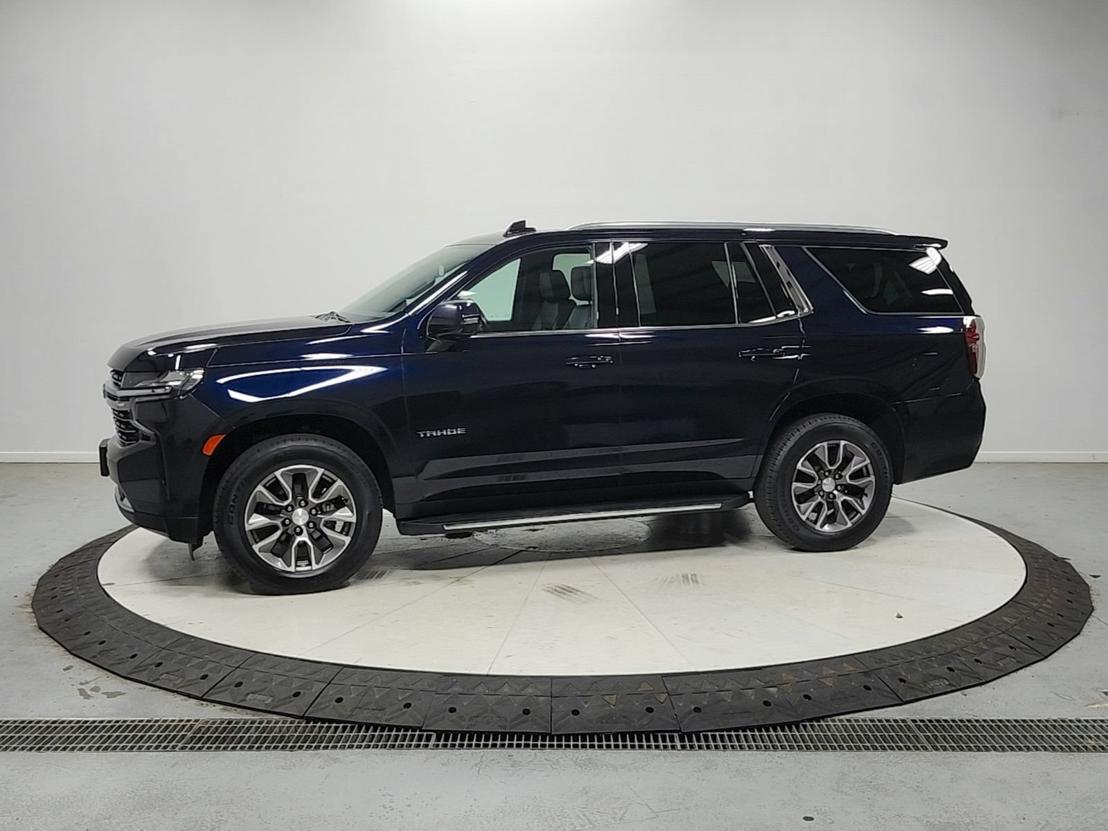 Used 2022 Chevrolet Tahoe LT w/ Luxury Package AWD/4WD image 5
