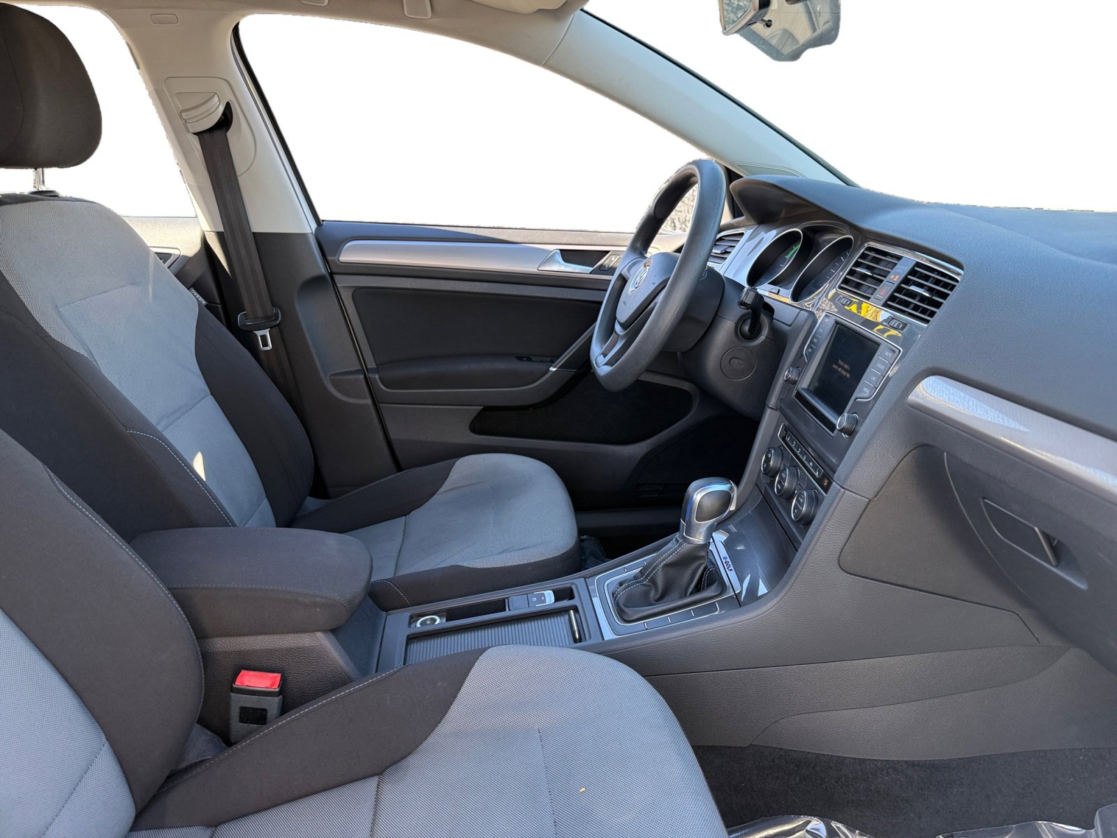 Used 2016 Volkswagen e-Golf SE w/ DC Fast Charging Package image 11