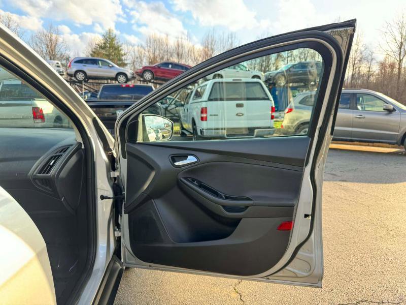 Used 2014 Ford Focus SE w/ SE Sport Package image 13