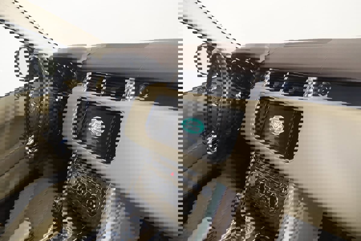 Used 2016 Land Rover Range Rover Sport SE image 38