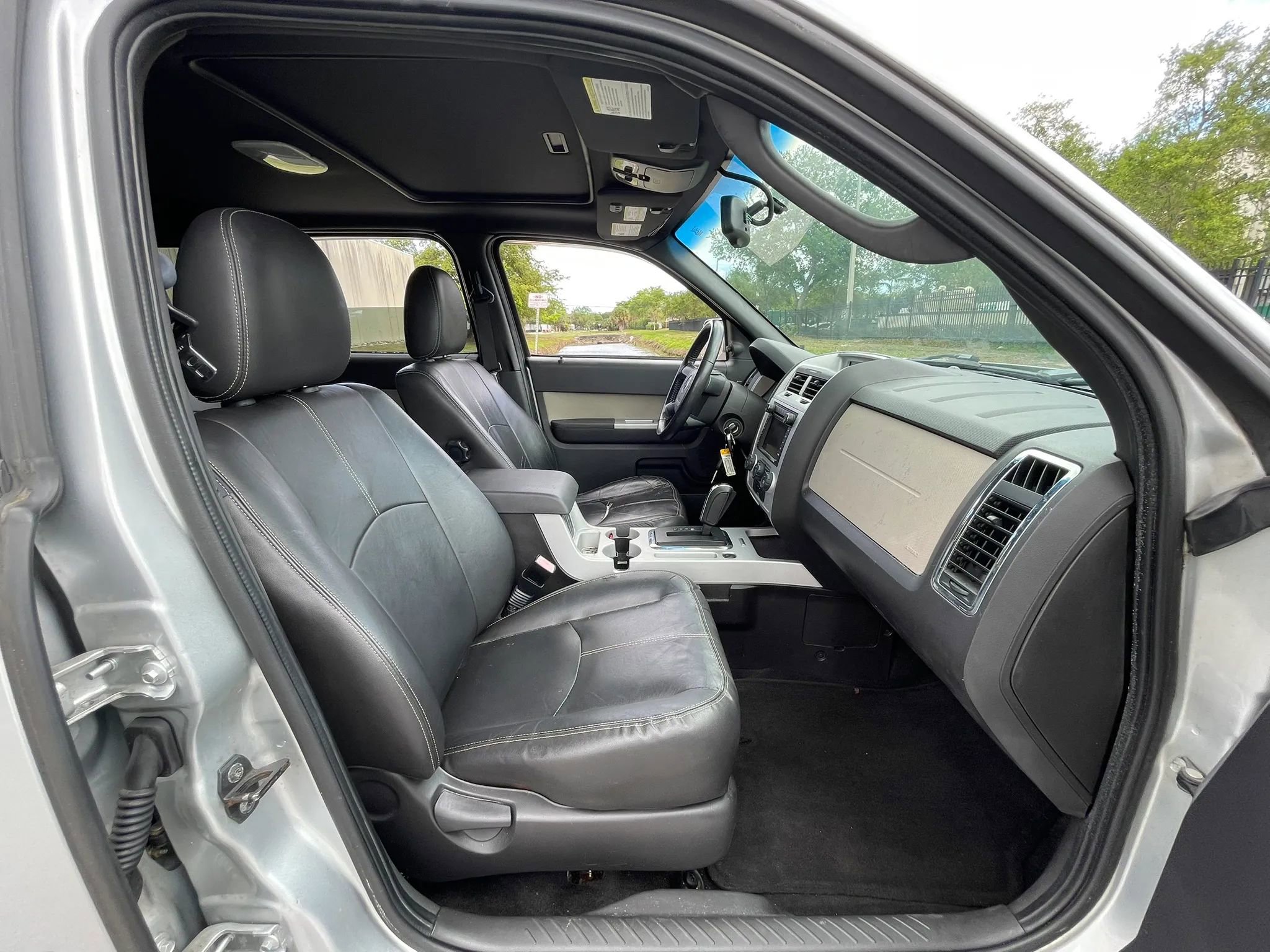 Used 2010 Mercury Mariner Premier image 29