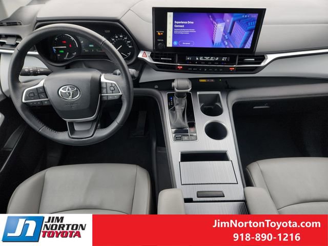 Used 2025 Toyota Sienna XLE image 27