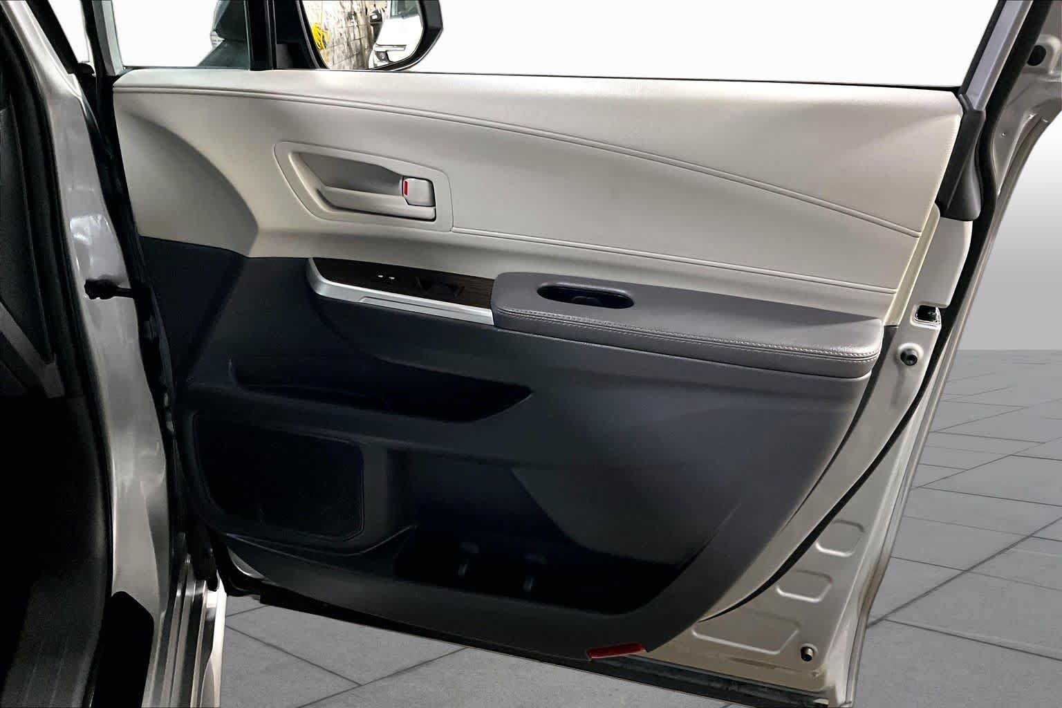 Used 2024 Toyota Sienna LE FWD image 21