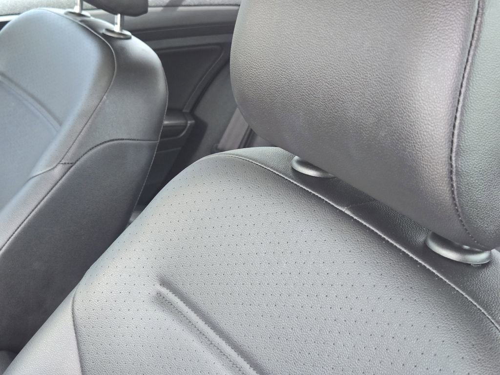 Used 2019 Volkswagen Golf SE image 16