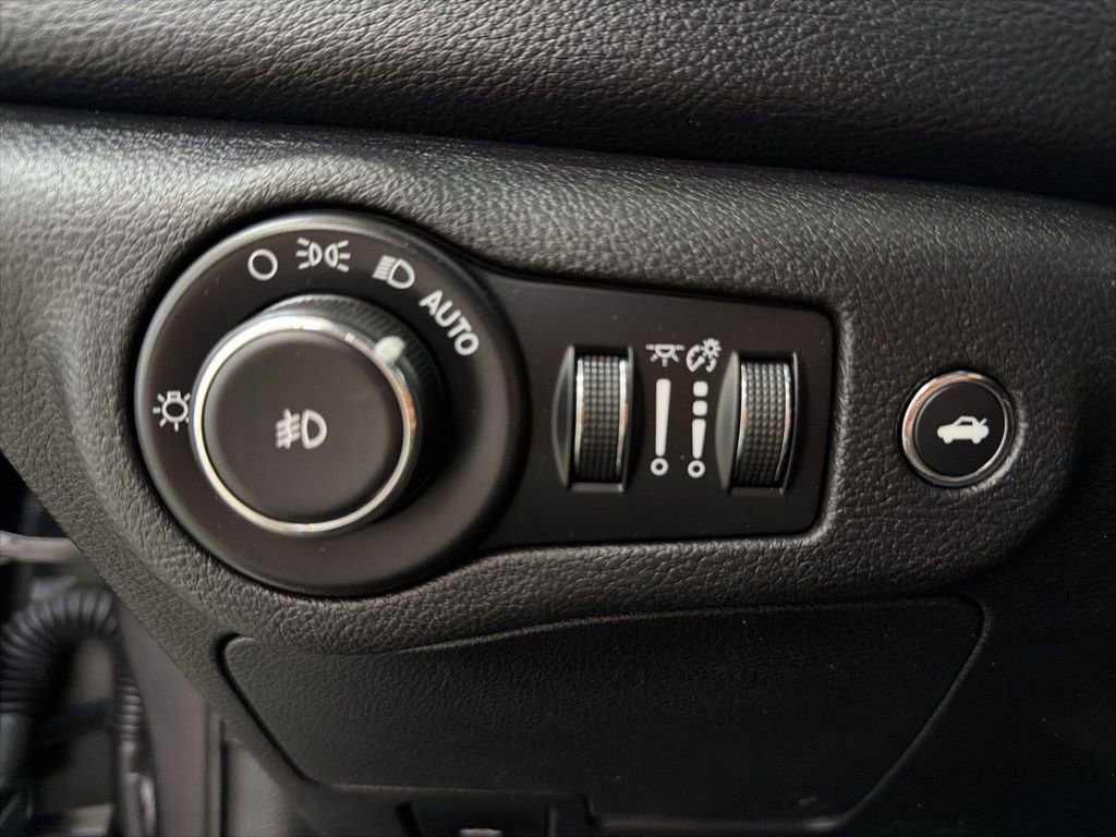 Used 2016 Chrysler 200 S FWD image 41