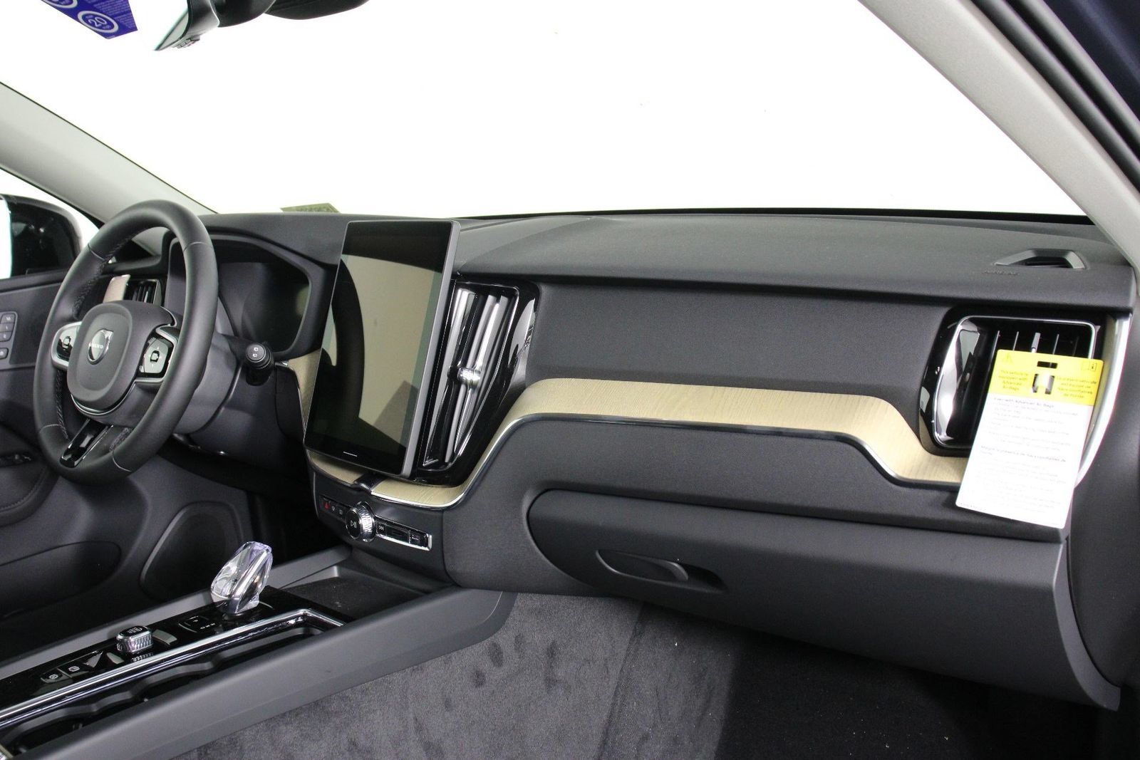 New 2026 Volvo XC60 B5 Plus w/ Climate Package AWD/4WD image 9