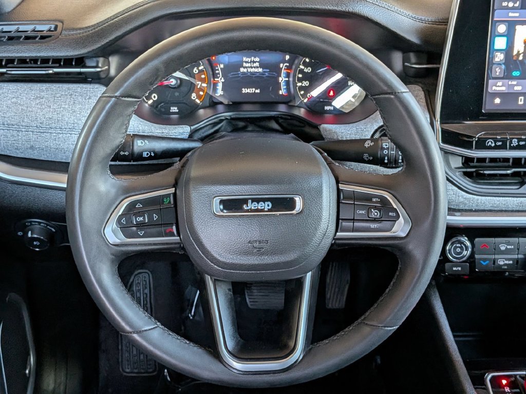 Used 2025 Jeep Compass Latitude w/ Sun & Sound Group AWD/4WD image 19