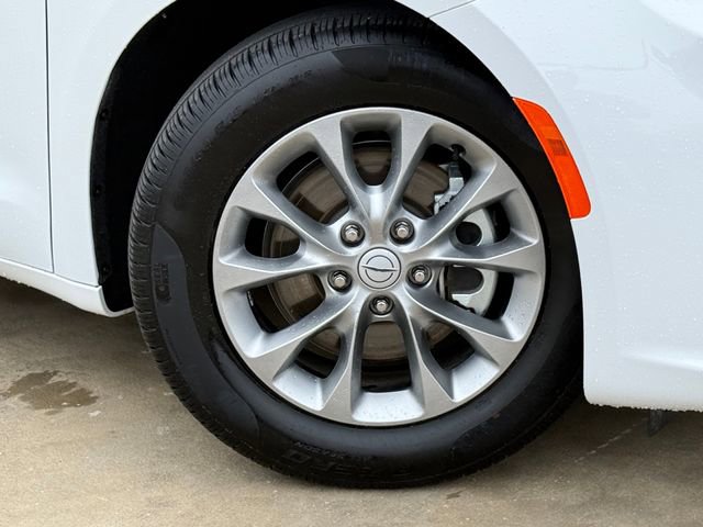 Used 2026 Chrysler Pacifica Limited FWD image 2