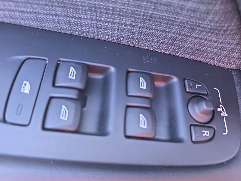 Used 2024 Volvo XC60 B5 Core w/ Protection Package Premier image 32