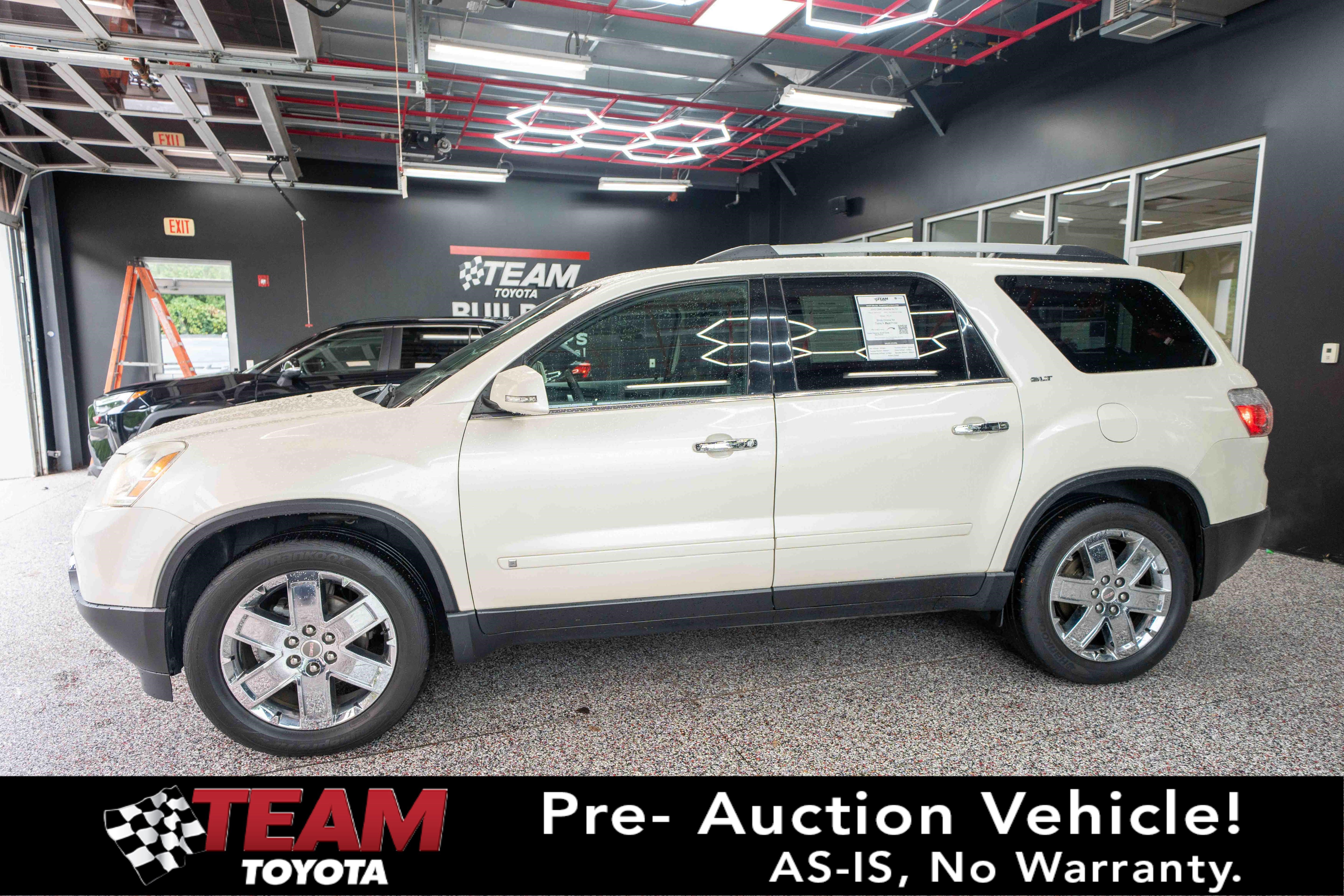 Used 2010 GMC Acadia SLT FWD image 1