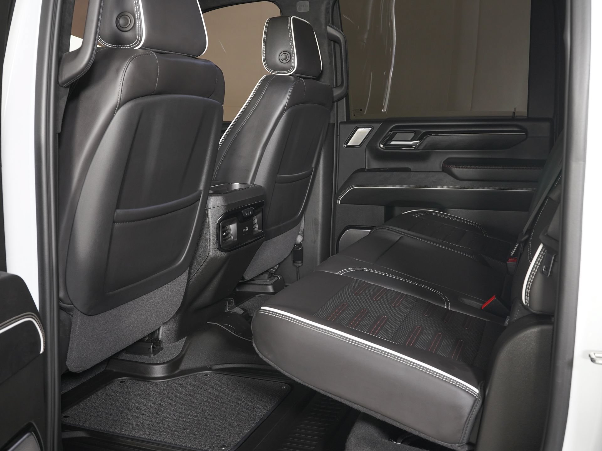Used 2025 GMC Sierra 2500 AT4X AWD/4WD image 13