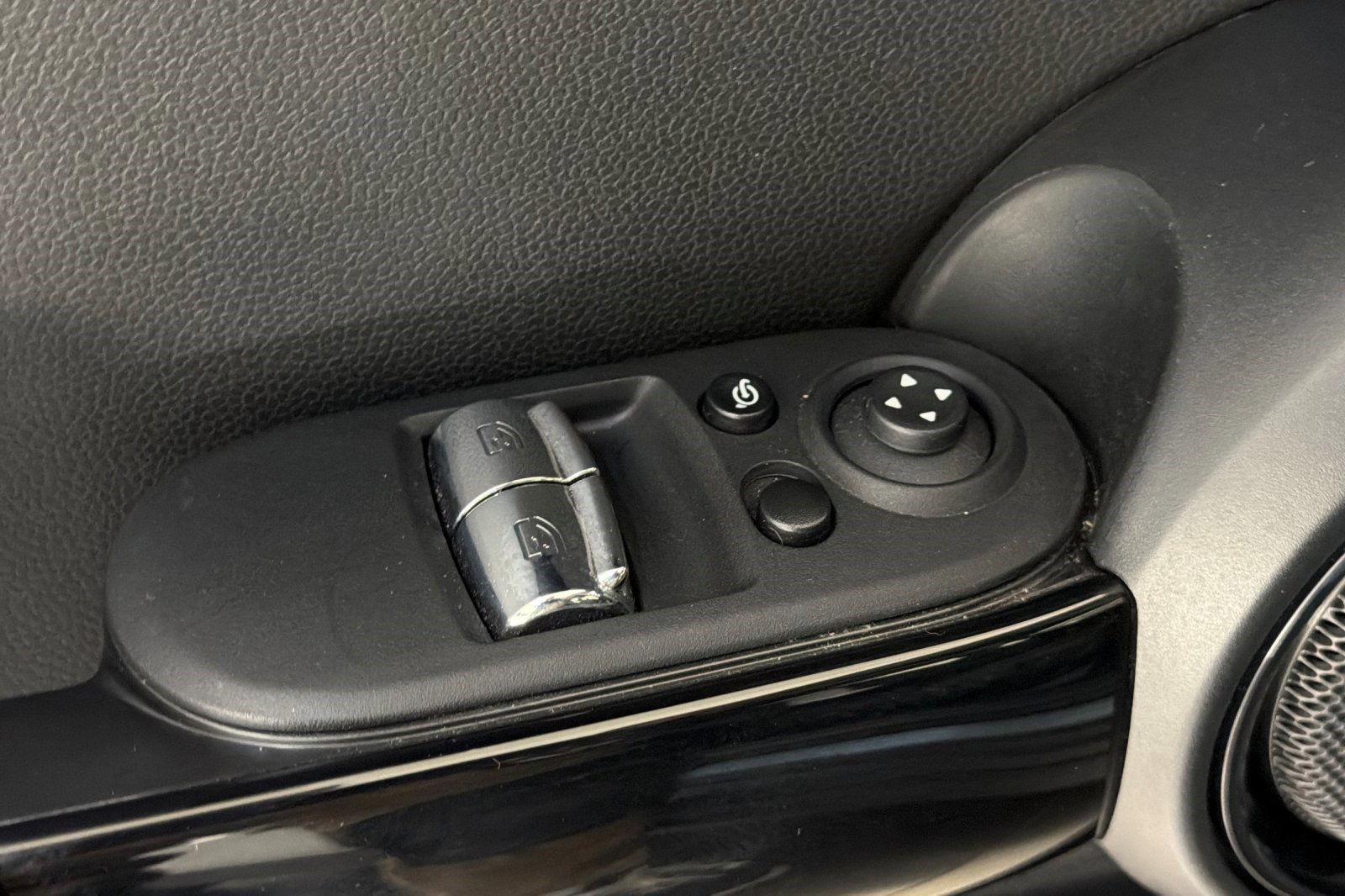 Used 2024 MINI Cooper 2-Door Hardtop FWD image 14