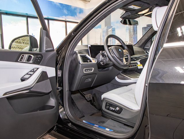Used 2025 BMW X7 xDrive40i w/ Executive Package image 13