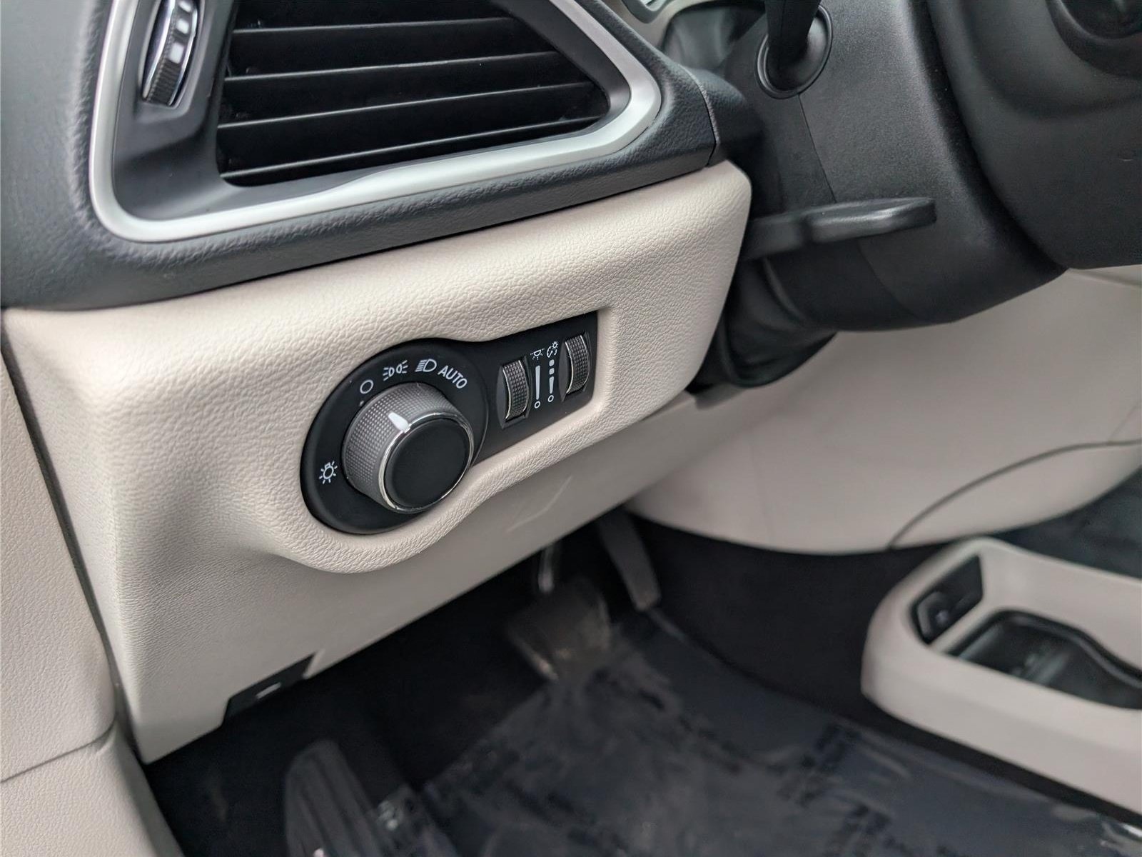 Used 2023 Chrysler Voyager LX FWD image 22