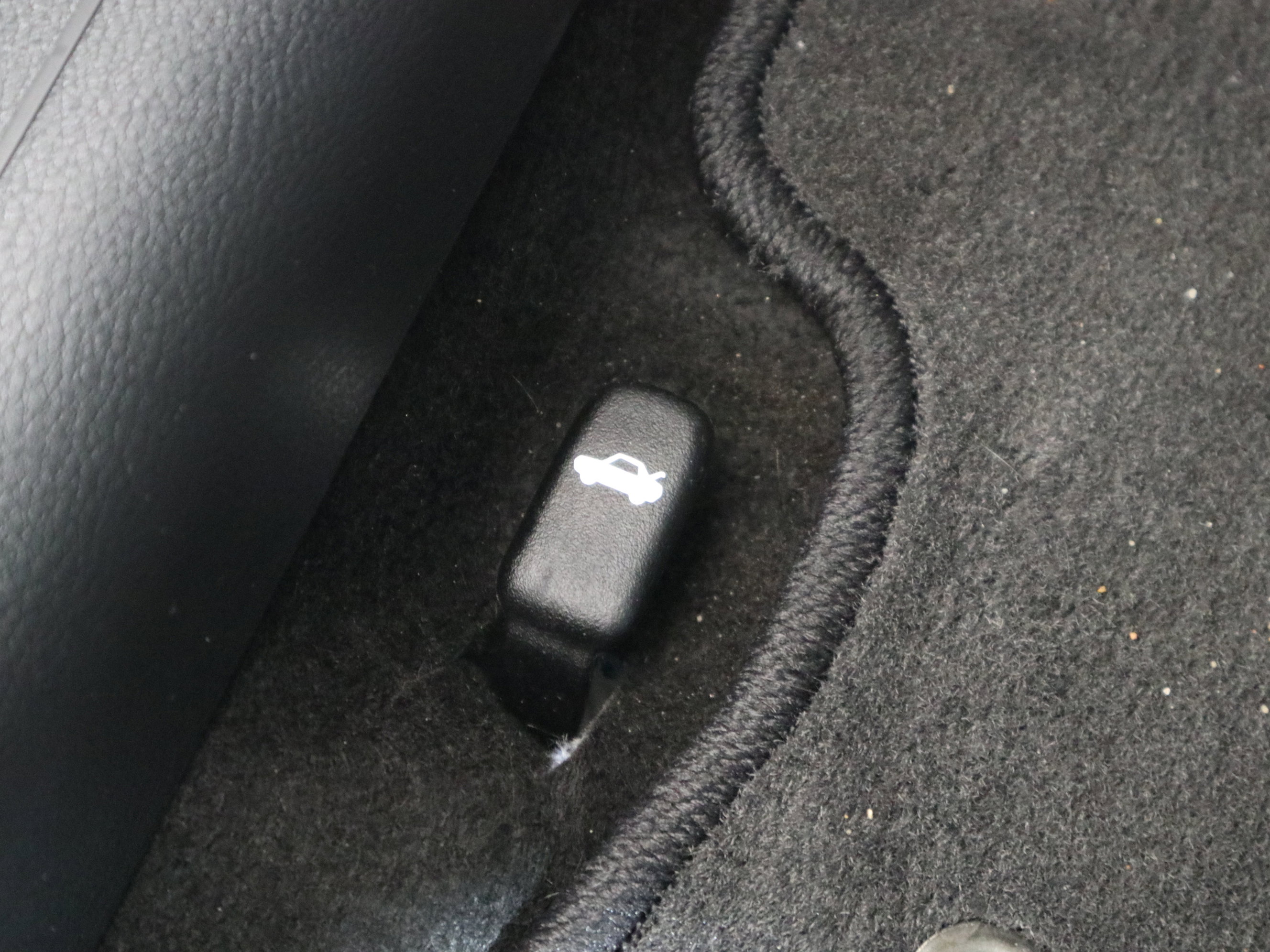 Used 2025 Nissan Versa SV w/ Trunk Package image 30