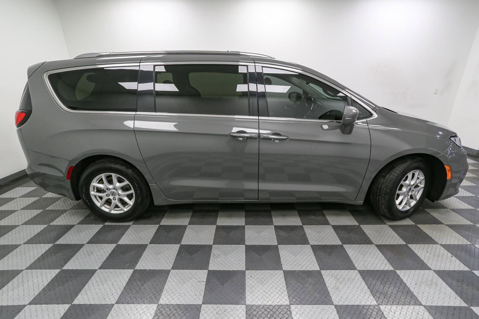 Used 2021 Chrysler Pacifica Touring-L image 6