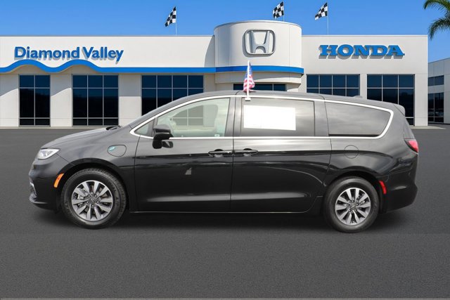 Used 2023 Chrysler Pacifica Touring-L image 9