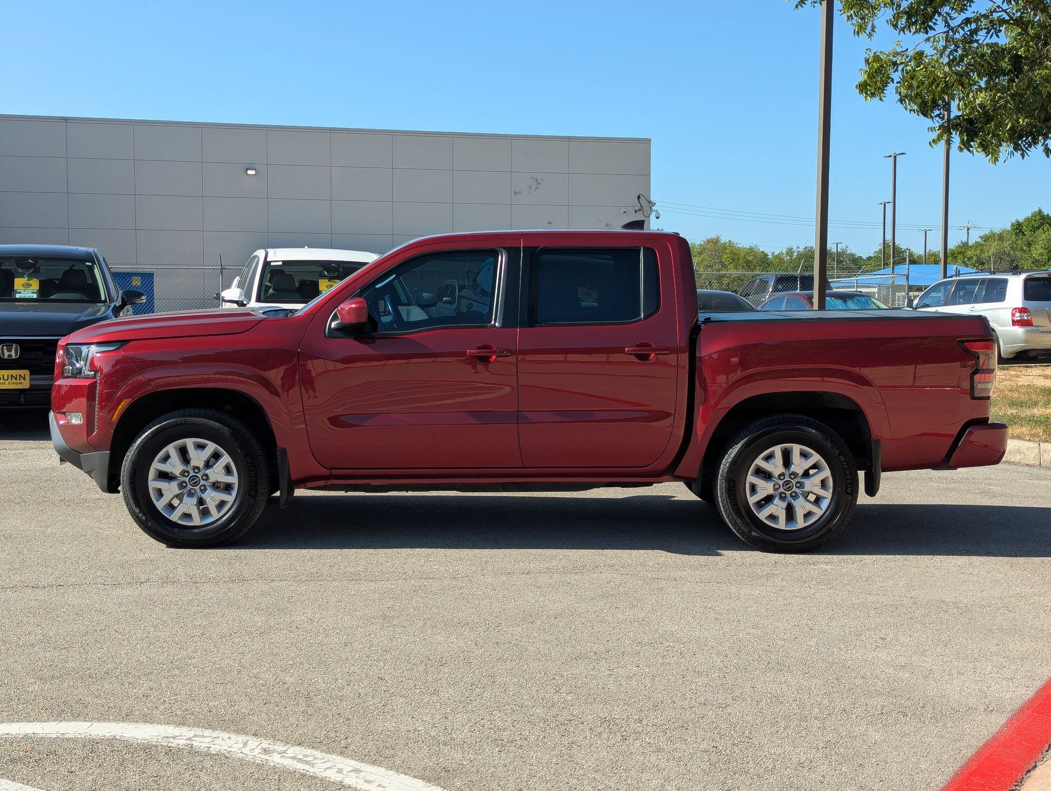 Used 2022 Nissan Frontier SV image 3