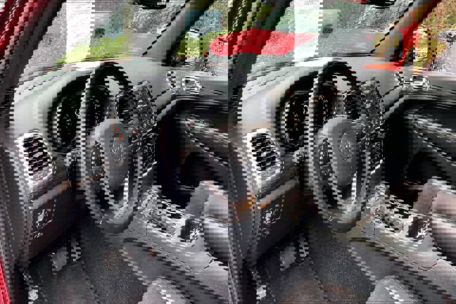 Used 2022 Jeep Grand Cherokee Laredo X image 17