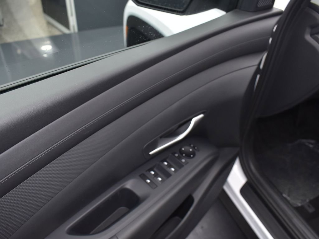 Used 2025 Hyundai Tucson SE image 13