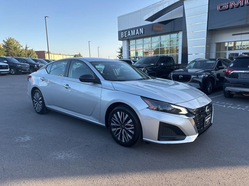 Used 2024 Nissan Altima 2.5 SV FWD image 1