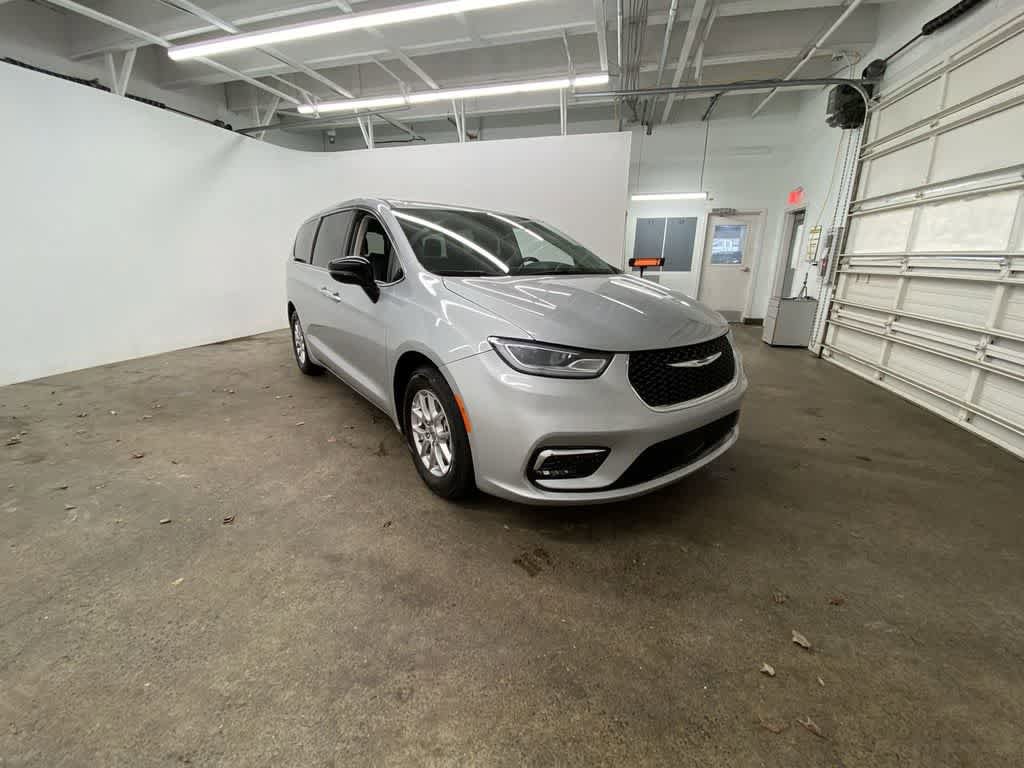 Used 2024 Chrysler Pacifica Touring-L image 8