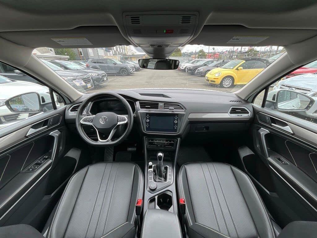 Used 2023 Volkswagen Tiguan SE w/ Panoramic Sunroof Package AWD/4WD image 16