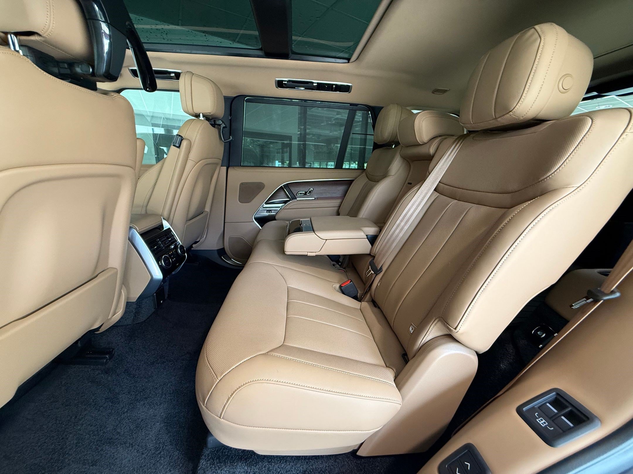 New 2026 Land Rover Range Rover Long Wheelbase SE AWD/4WD image 21