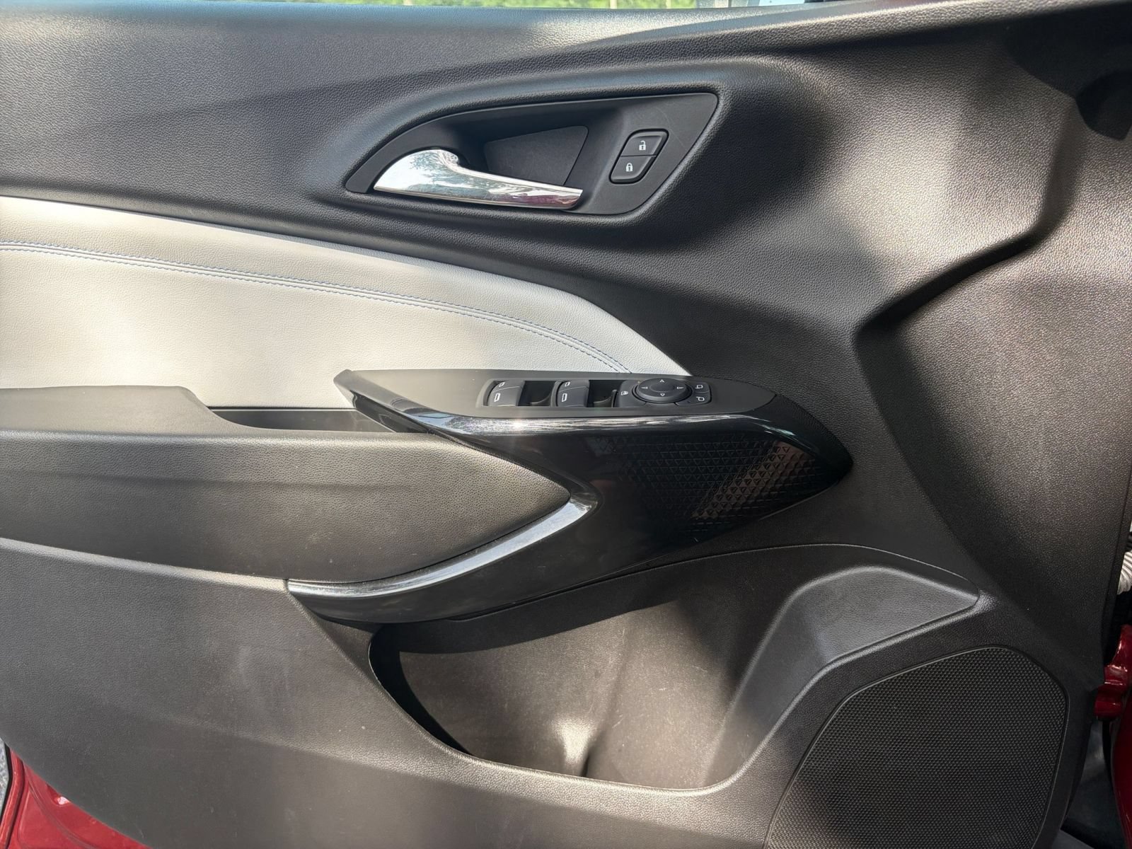 Used 2025 Chevrolet Trax LT FWD image 18