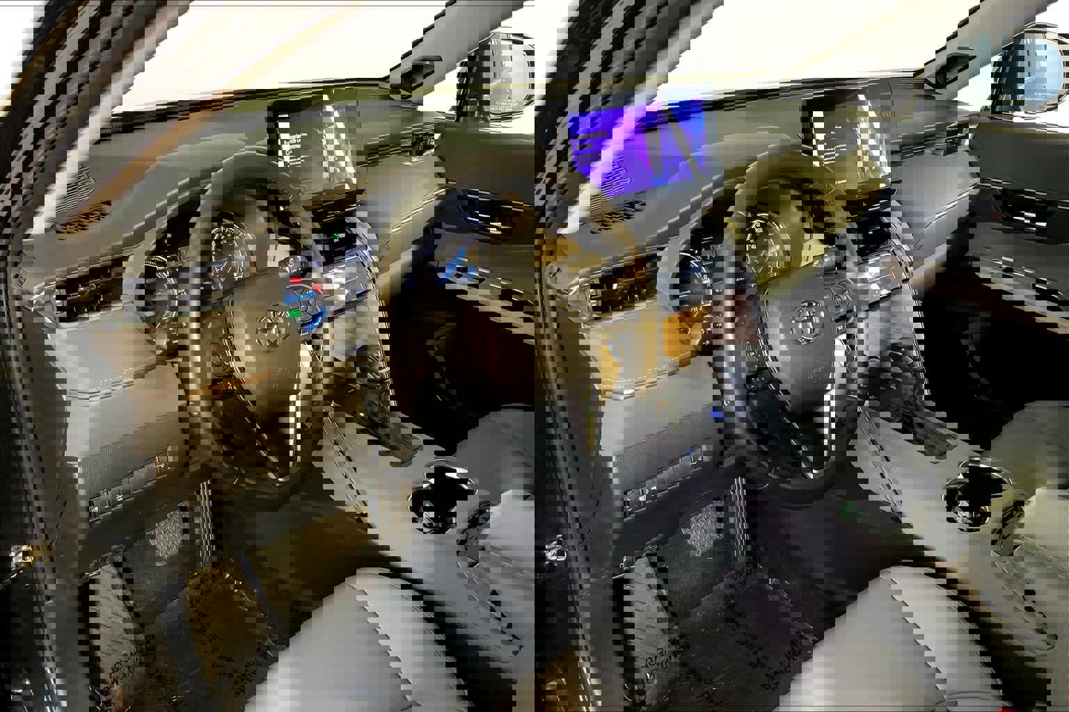 Used 2023 Toyota Venza XLE image 18