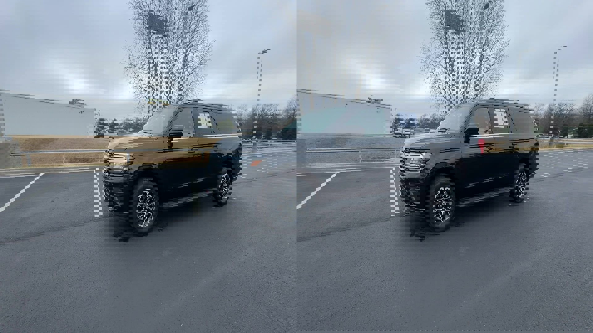 Used 2024 Ford Expedition Max XLT image 5