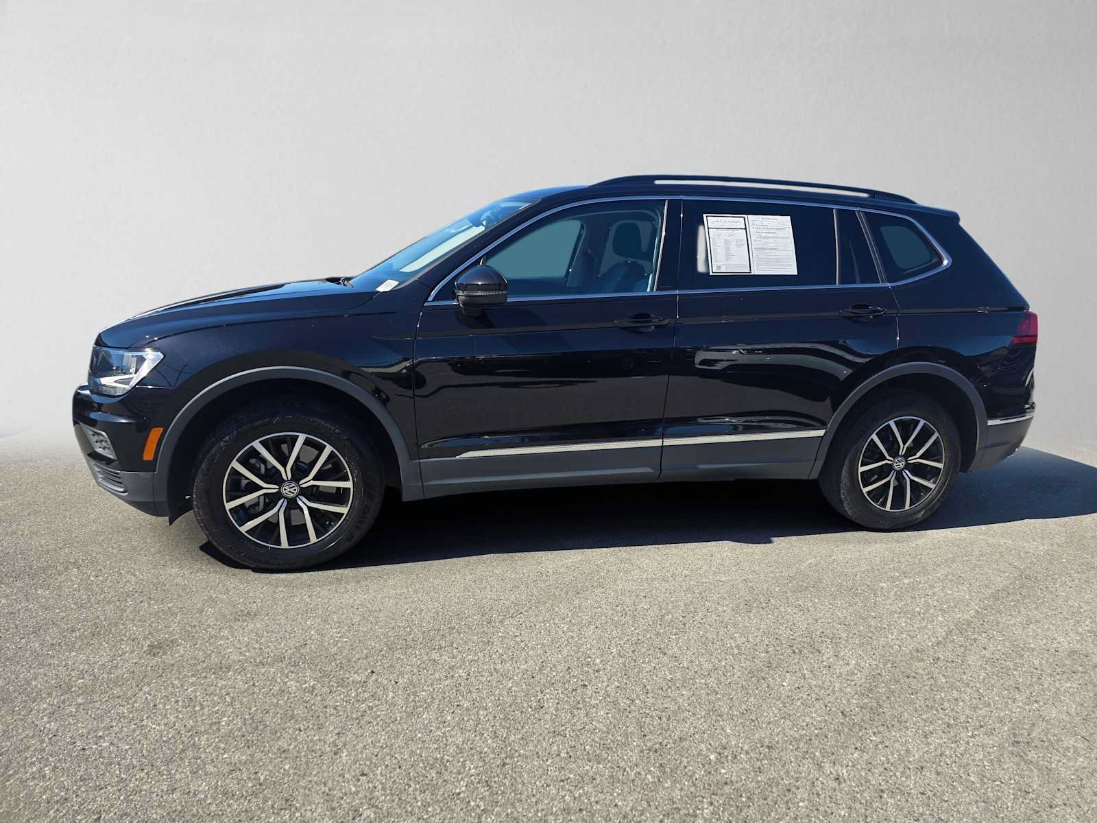 Used 2021 Volkswagen Tiguan SE w/ Panoramic Sunroof Package FWD image 2