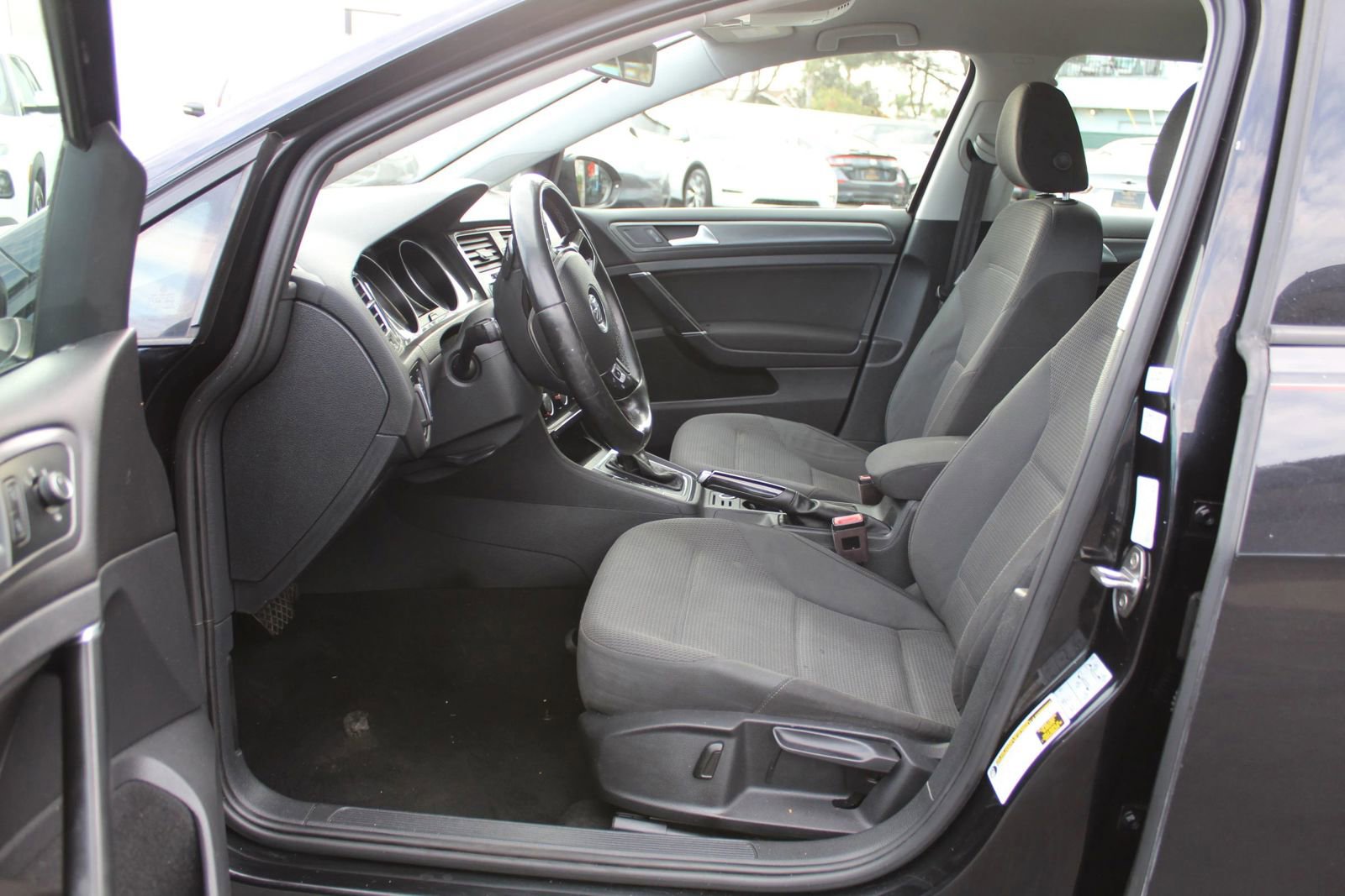 Used 2019 Volkswagen Golf S image 9