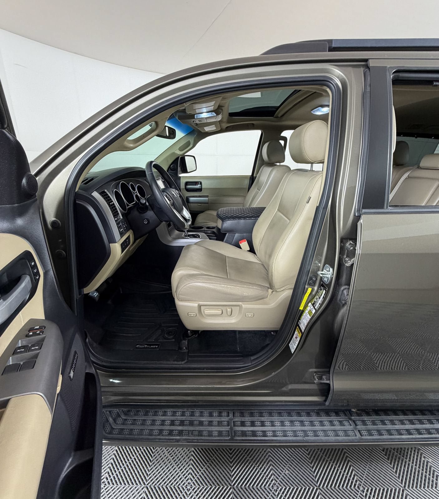Used 2017 Toyota Sequoia Limited w/ Safety & Convenience Package RWD image 10