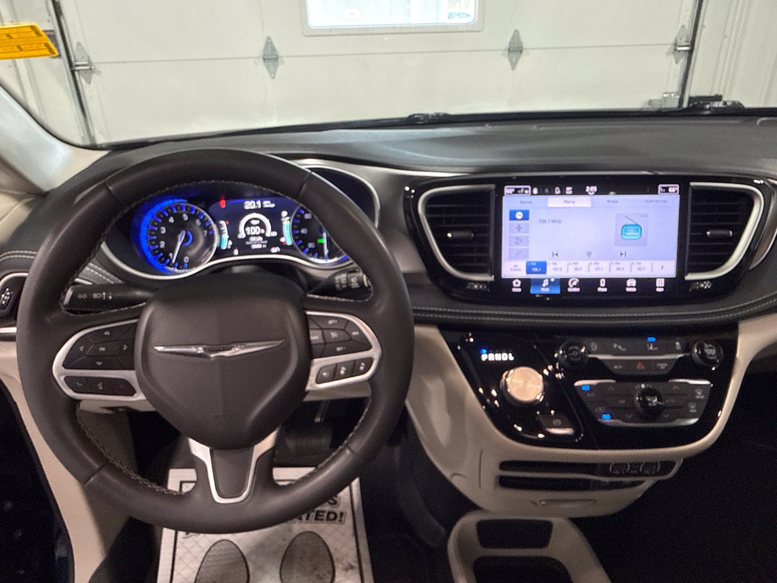 Used 2022 Chrysler Pacifica Touring-L AWD/4WD image 43