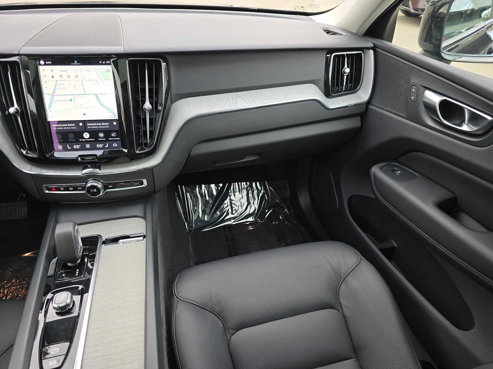 Used 2025 Volvo XC60 B5 Plus AWD/4WD image 18