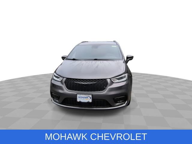 Used 2022 Chrysler Pacifica Touring-L w/ S Appearance Package AWD/4WD image 3