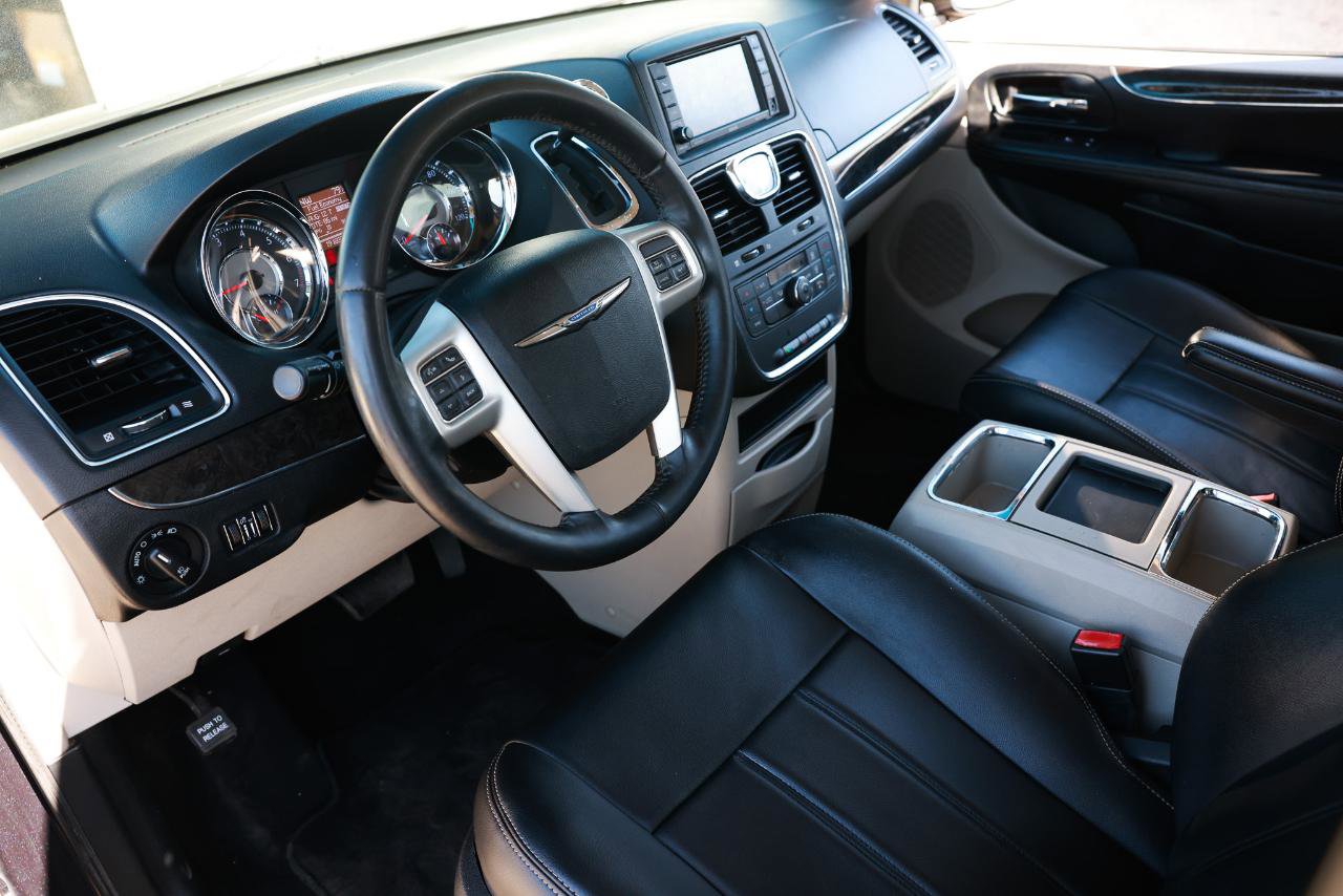 Used 2014 Chrysler Town & Country Touring FWD image 4