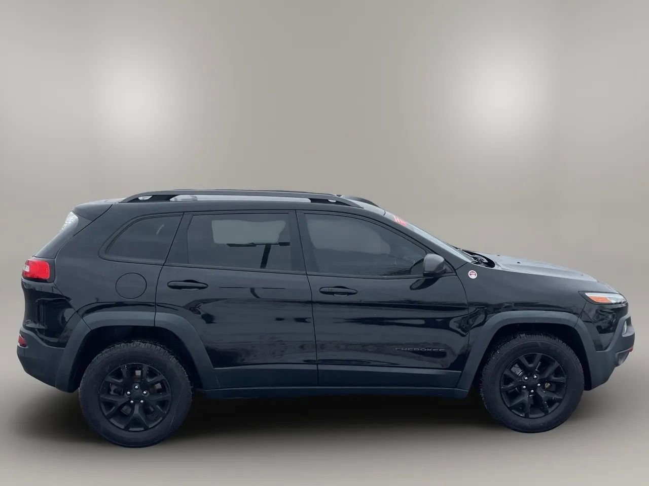 Used 2017 Jeep Cherokee Trailhawk image 4
